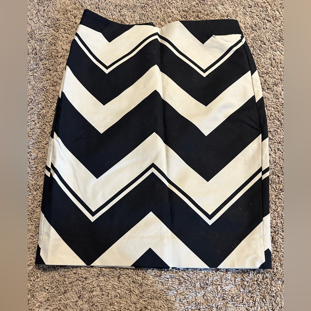 Excellent condition, The Limited Pencil Skirt Size 0 black and tan zig zag